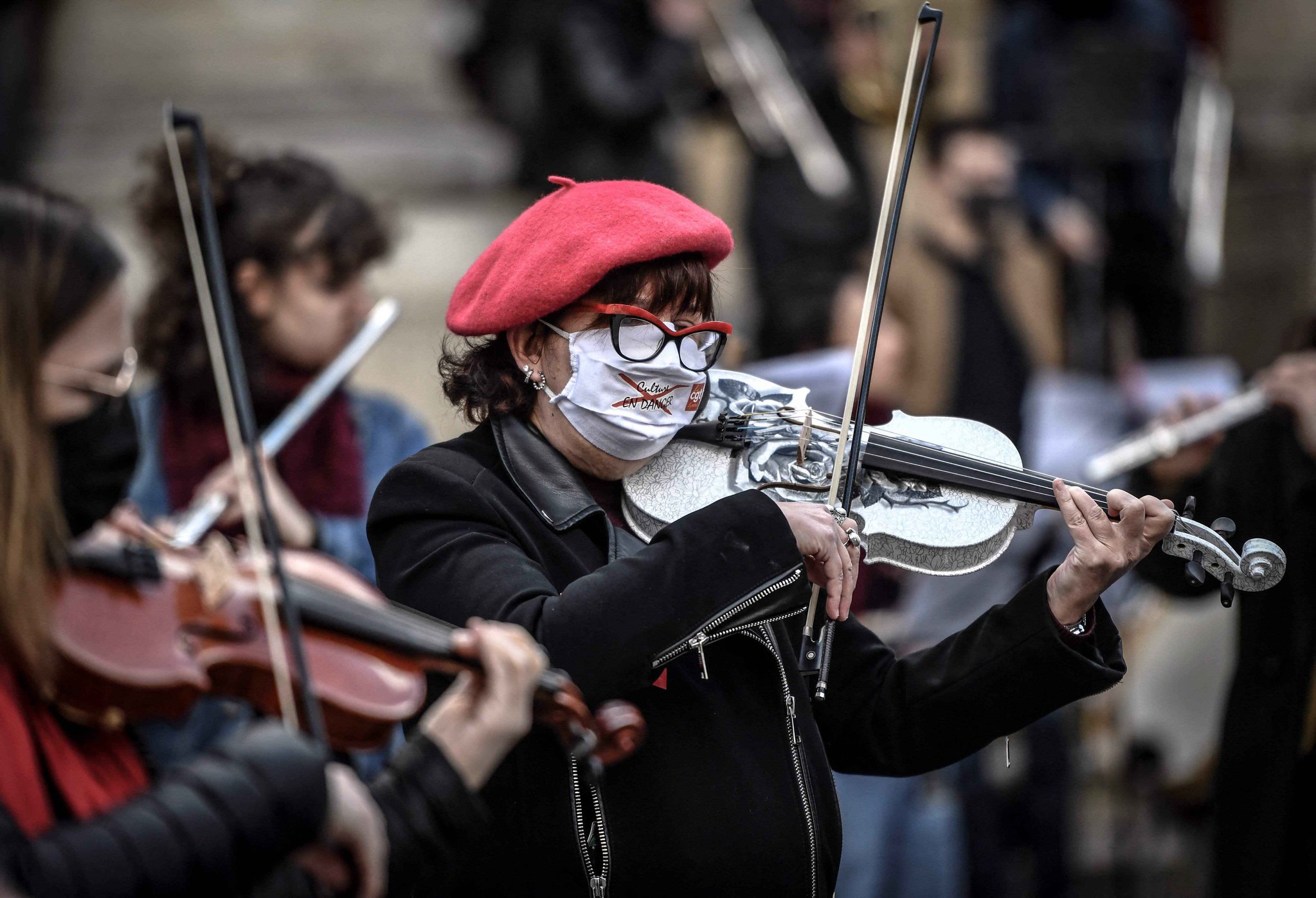 Fransızlar koronavirüse ’Fransız’ kaldı! Aşı ve maske protestosu