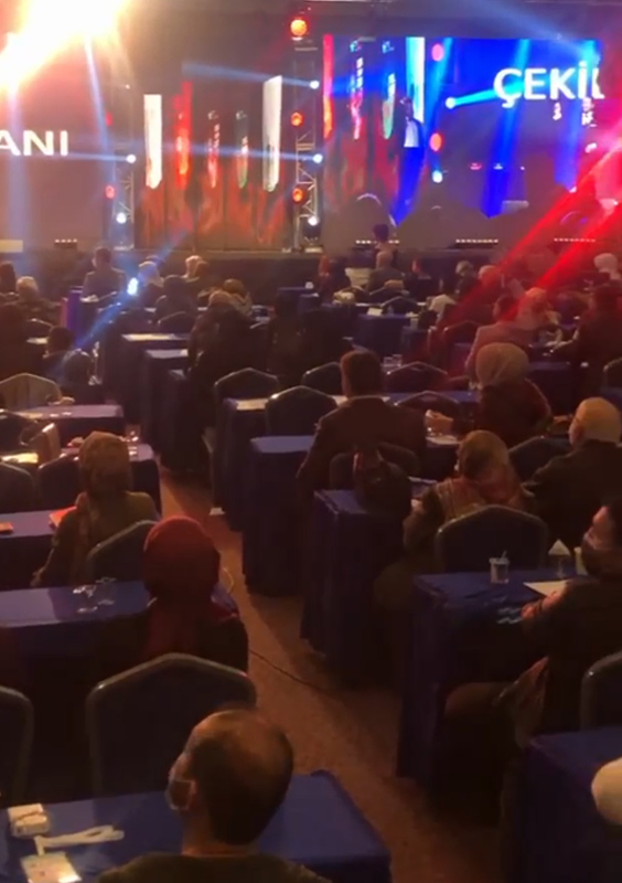 Antalya’da ’pes’ dedirten görüntü! 1900 kişi ne maske taktı ne de mesafe kuralına uydu