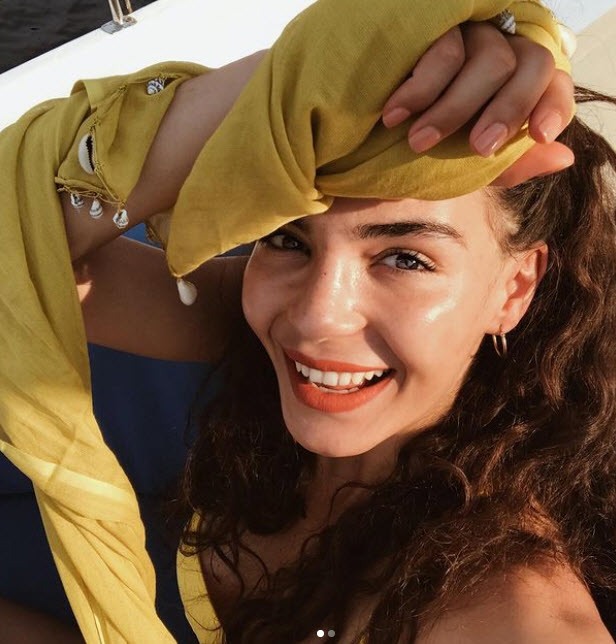 2 çocuk annesi Demet Şener sınırları zorladı! Esnek vücuduyla ağızları açık bıraktı! Spor taytını çekip en cesur haliyle...