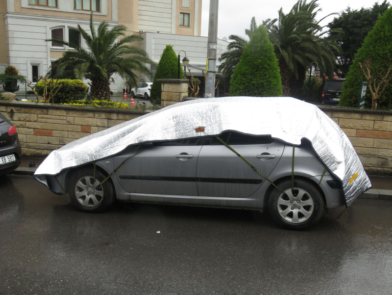 Meteoroloji’den dolu uyarısı! İstanbullular halı, battaniye ve kartonlu önlem aldı
