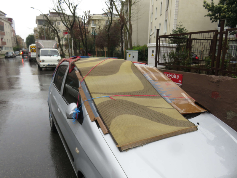 Meteoroloji’den dolu uyarısı! İstanbullular halı, battaniye ve kartonlu önlem aldı