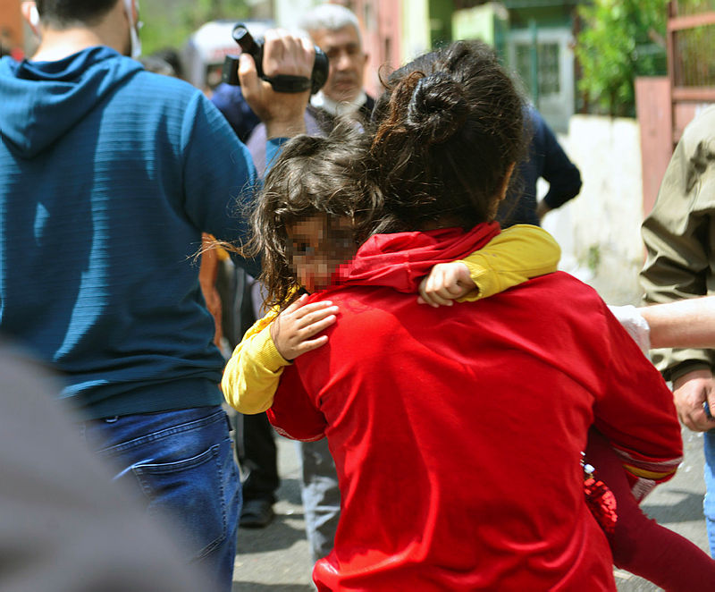 Adana’da kızını balkondan sarkıtan baba: Onun kanı akarsa büyü bozulacak