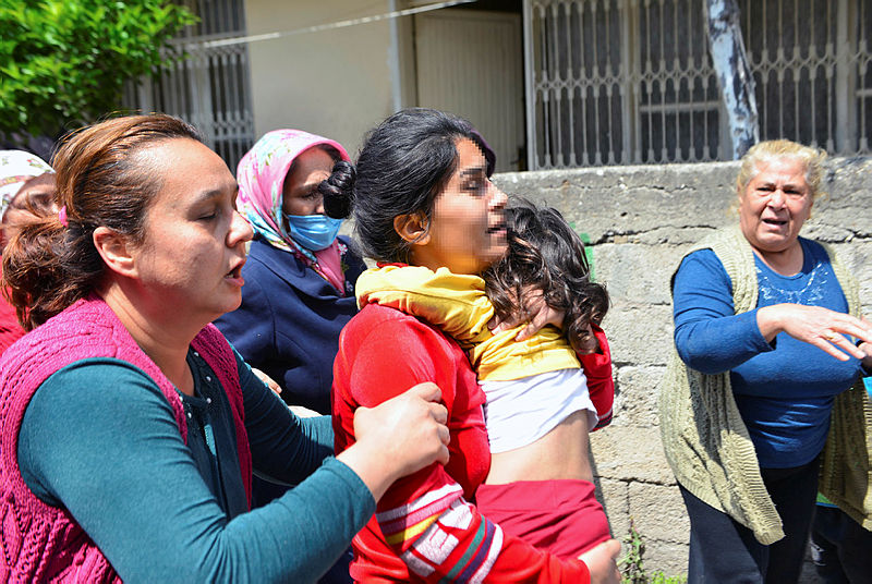 Adana’da kızını balkondan sarkıtan baba: Onun kanı akarsa büyü bozulacak
