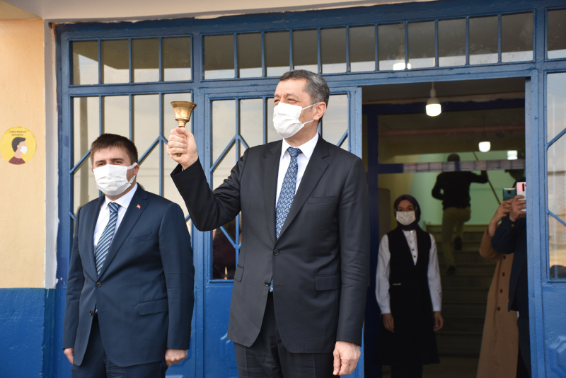 Milli Eğitim Bakanı Ziya Selçuk’tan flaş açıklama: Onlar eğitime haftanın 5 günü devam edecek
