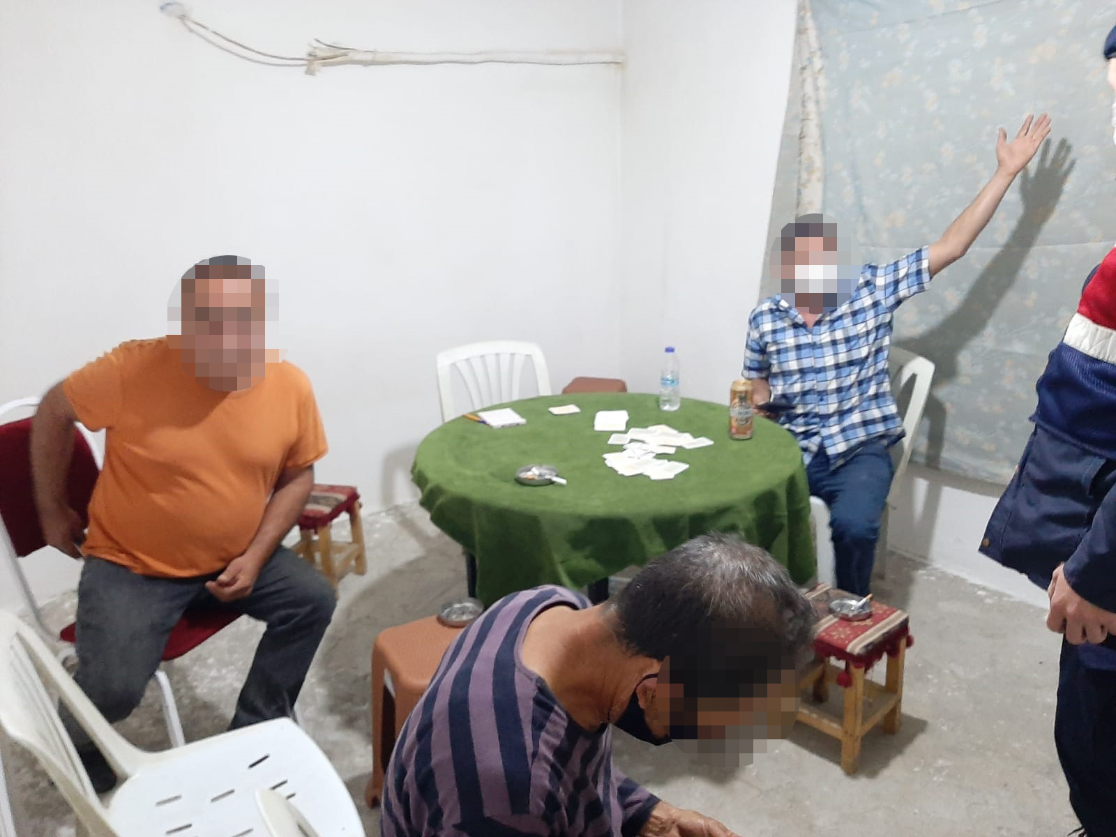 Antalya’da kumar oynayan şahıs mutfak dolabında yakalandı!
