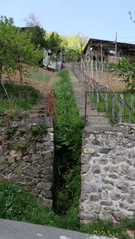 Trabzon’da su kavgası yaşayan komşuların ayrı yaptıkları merdivenler görenleri şaşırtıyor