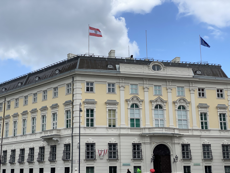Avusturya’da skandal: Devlet binalarına İsrail bayrağı astılar!