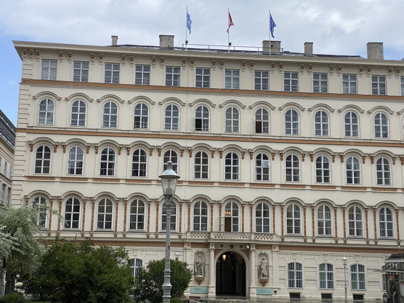 Avusturya’da skandal: Devlet binalarına İsrail bayrağı astılar!