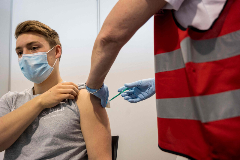 Uzmanlardan flaş öneri: O aşılar gençlere yapılsın!