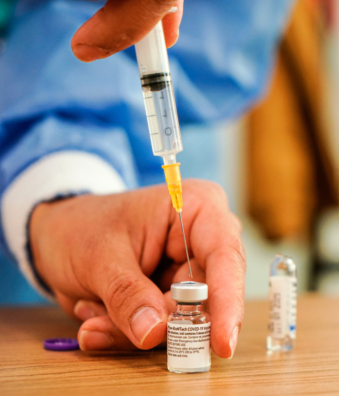 Uzmanlardan flaş öneri: O aşılar gençlere yapılsın!