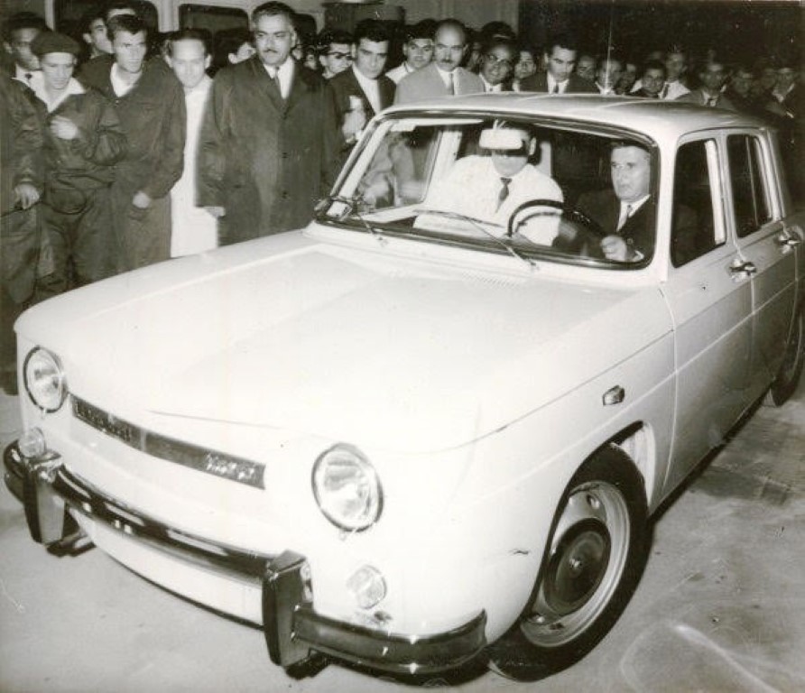 İranlı koleksiyoncular İran Şahı Muhammed Rıza Pehlevi’nin hediye ettiği arabanın peşinde