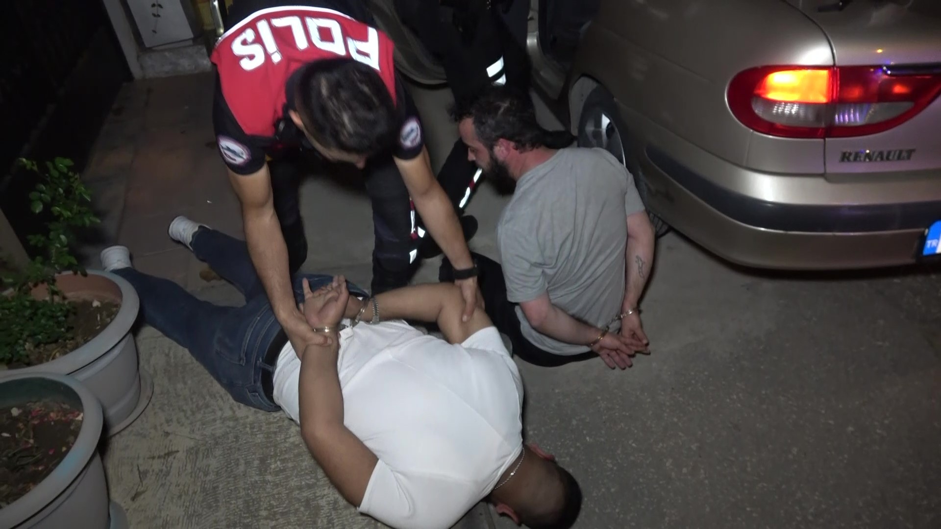 Kilometrelerce kaçtı! Yakalanınca takma dişini arattı