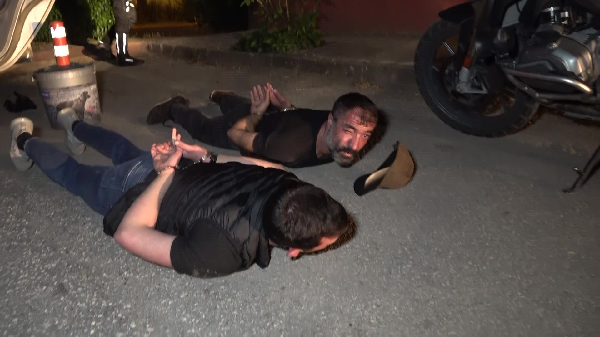 Kilometrelerce kaçtı! Yakalanınca takma dişini arattı