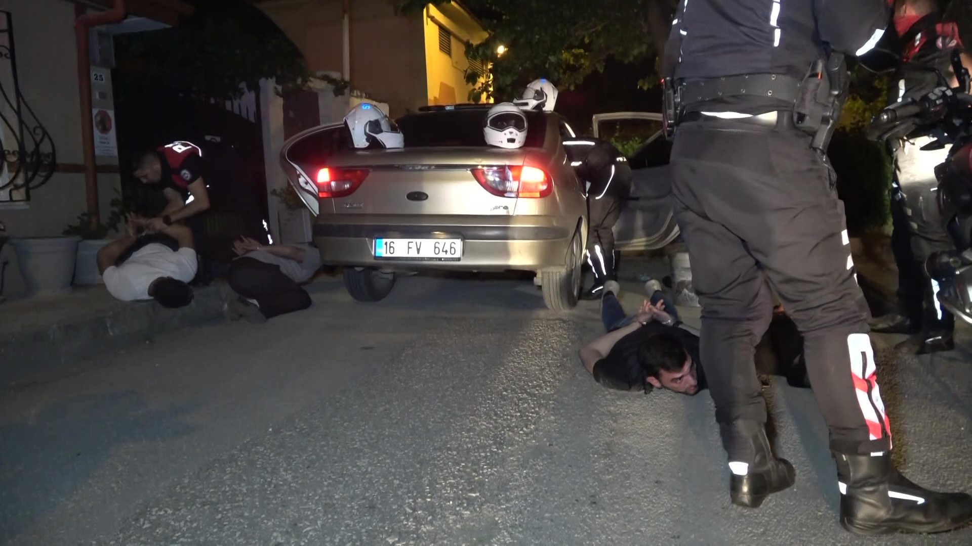 Kilometrelerce kaçtı! Yakalanınca takma dişini arattı