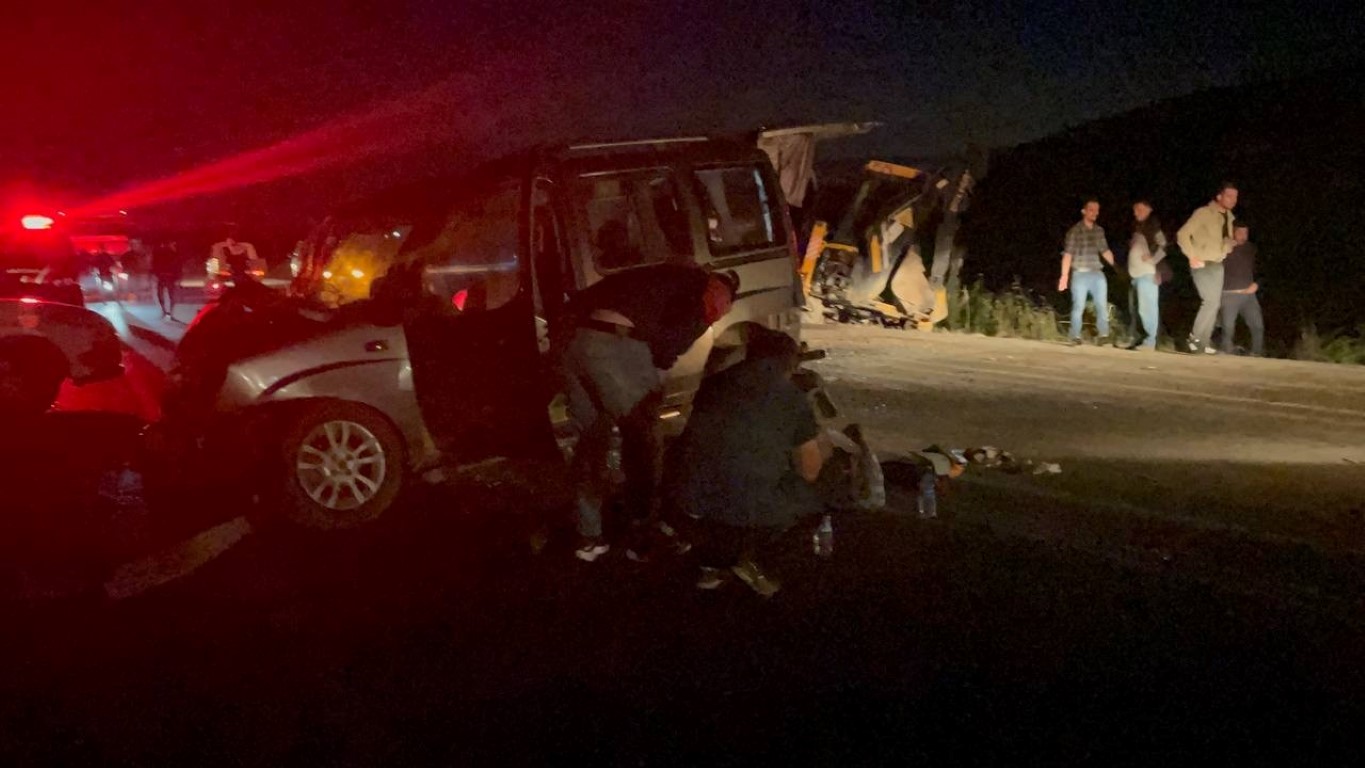 Havza'da otomobil ile ticari araç çarpıştı: 3 yaralı - Tokat ...
