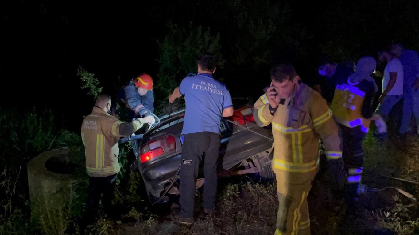 Bursa’da zincirleme trafik kazası! Çarpışmanın etkisiyle araçlar şarampole yuvarlandı: 1 ölü, 5 yaralı