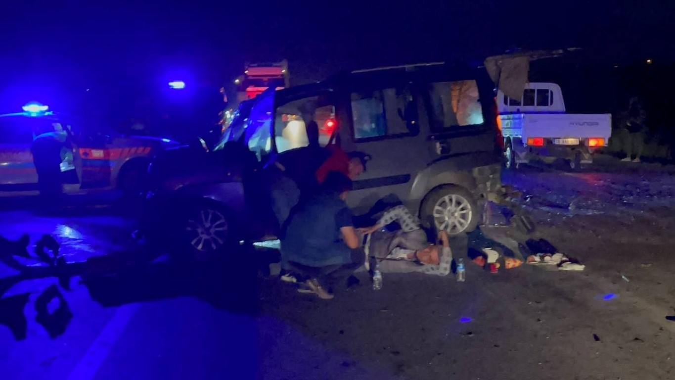 Bursa’da zincirleme trafik kazası! Çarpışmanın etkisiyle araçlar şarampole yuvarlandı: 1 ölü, 5 yaralı