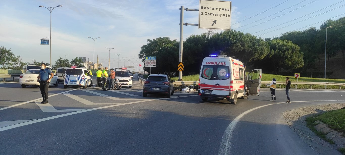 Bayrampaşa’daki feci kazadan şoke eden görüntüler! Otomobille motosiklet çarpıştı: 1 ölü 1 yaralı