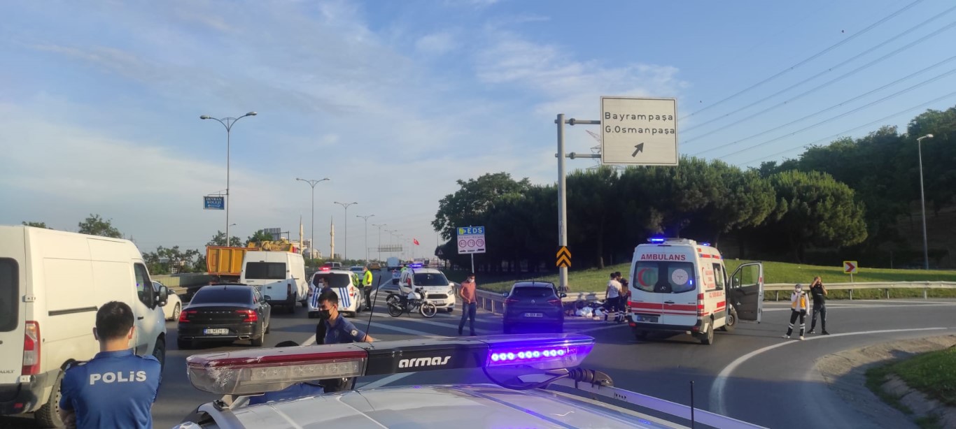 Bayrampaşa’daki feci kazadan şoke eden görüntüler! Otomobille motosiklet çarpıştı: 1 ölü 1 yaralı