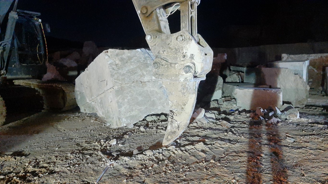 Adıyaman’daki mermer ocağında feci ölüm! Ekskavatör mermer bloğu önünde dinlenen işçiyi parçaladı