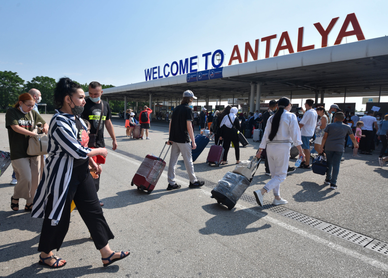 Antalya’ya 2 günde 20 bin Rus turist geldi! Trafik yüzde 45 arttı