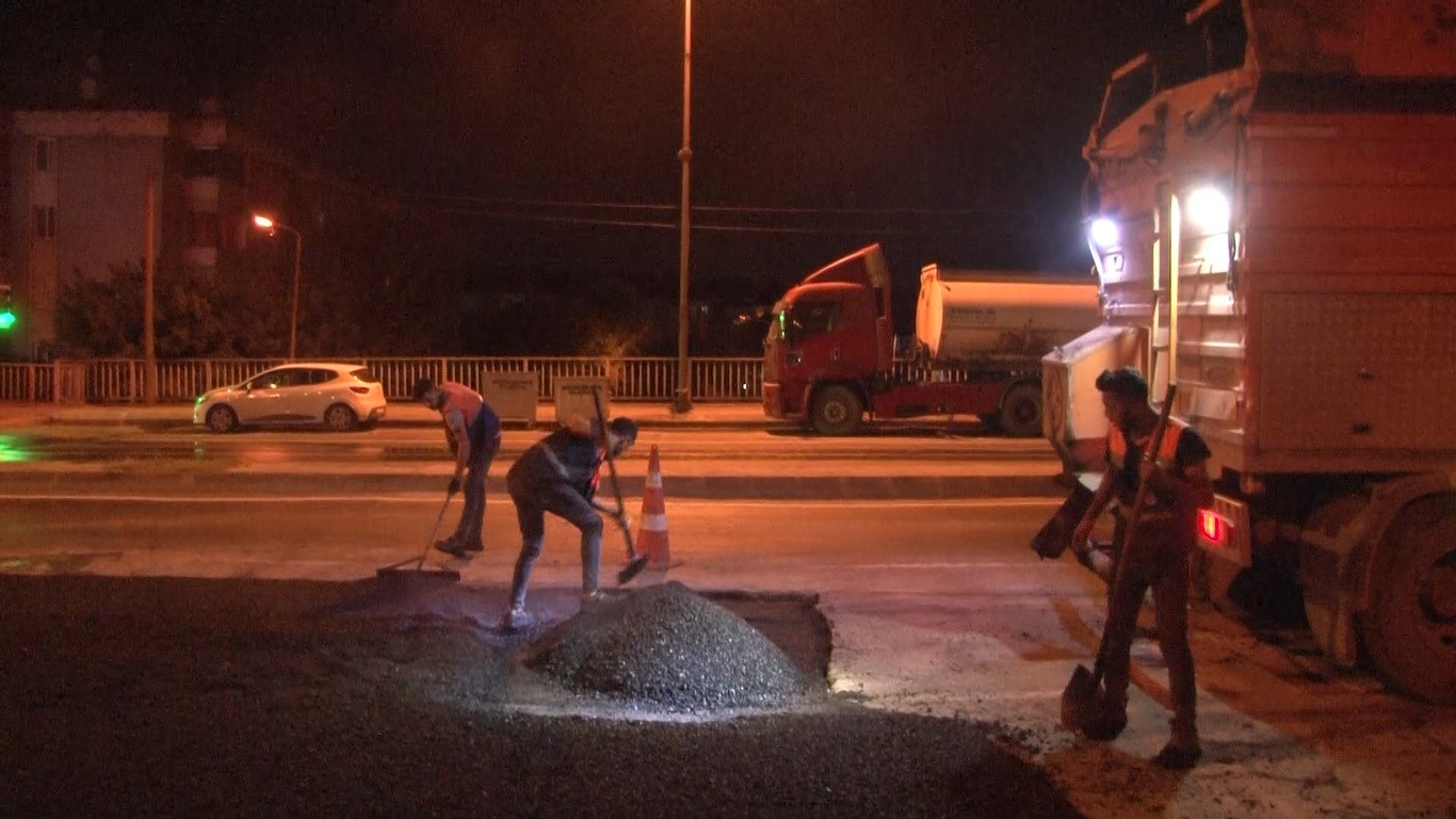 CHP’li İBB gece yarısı asfalt çalışması yaptı! Vatandaş isyan etti: Herkes sabah işe gidecek