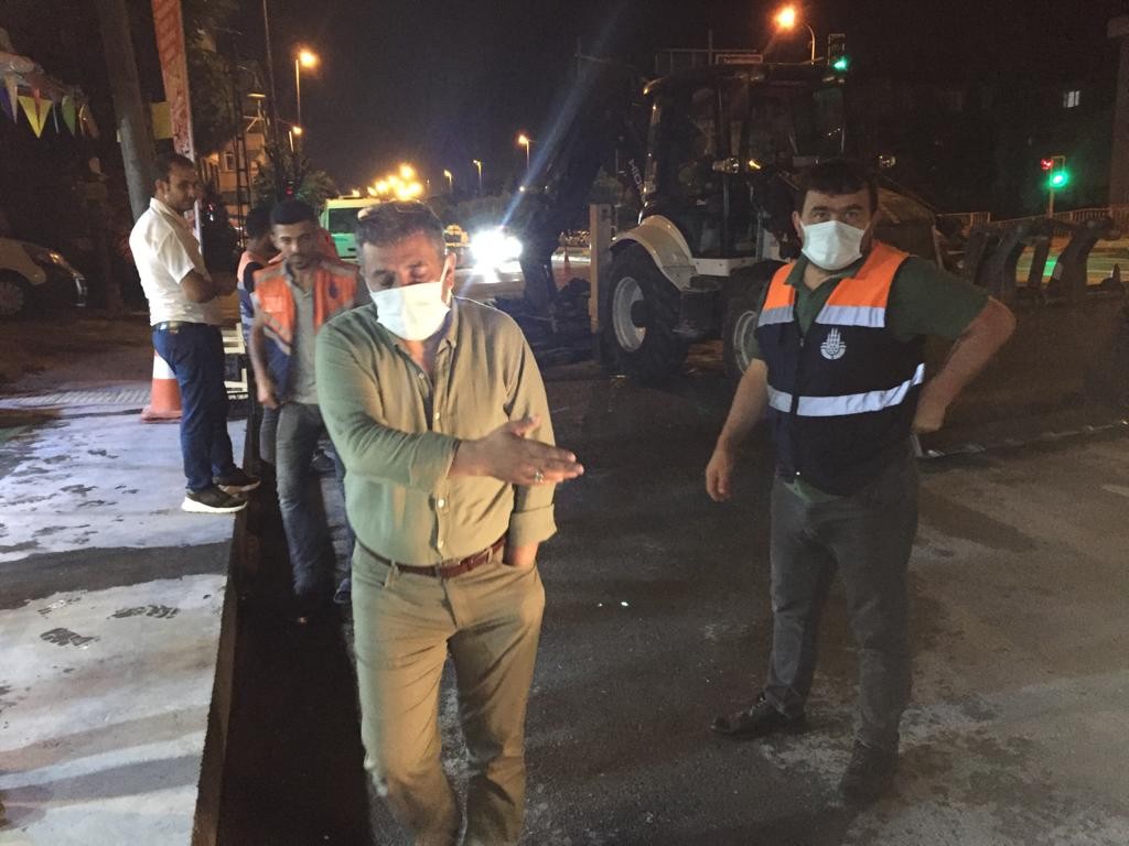 CHP’li İBB gece yarısı asfalt çalışması yaptı! Vatandaş isyan etti: Herkes sabah işe gidecek