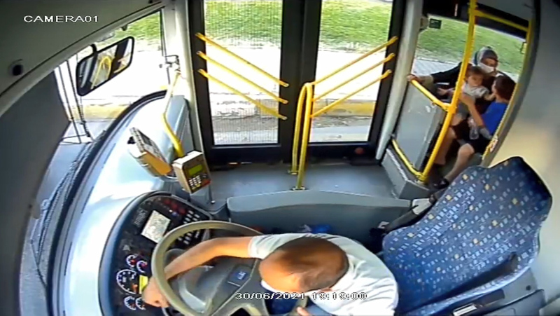 Otobüs şoförünün dikkati faciayı önledi! Korku dolu anlar