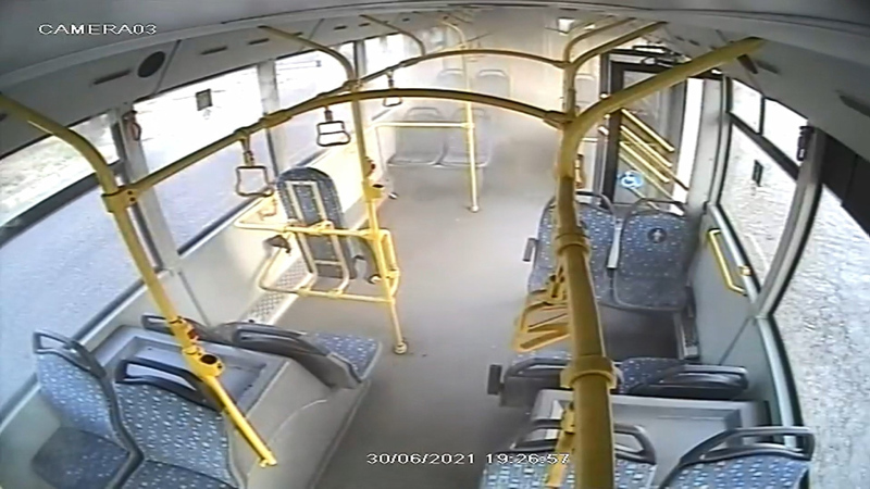 Otobüs şoförünün dikkati faciayı önledi! Korku dolu anlar