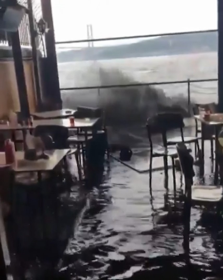 İstanbul Boğazı’nda dehşet anları! Kafeleri su bastı iskeleler parçalandı