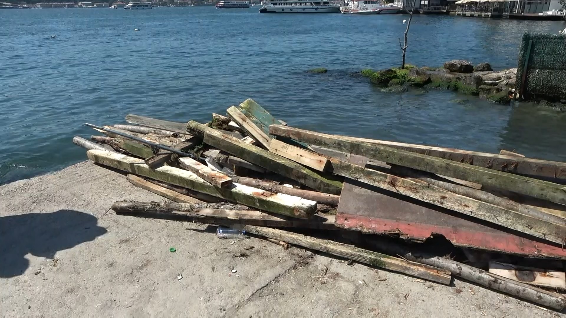 İstanbul Boğazı’nda dehşet anları! Kafeleri su bastı iskeleler parçalandı