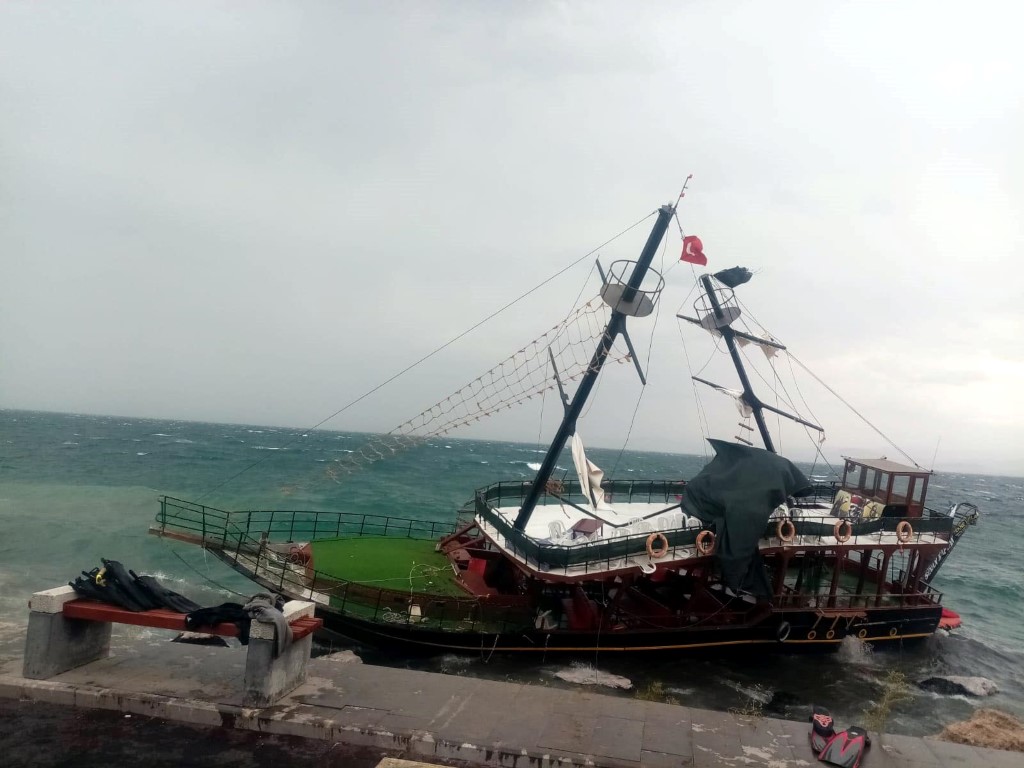 Van Gölü’nde büyük panik: Gezi teknesi karaya oturdu! Yolcular halatlarla kurtarıldı