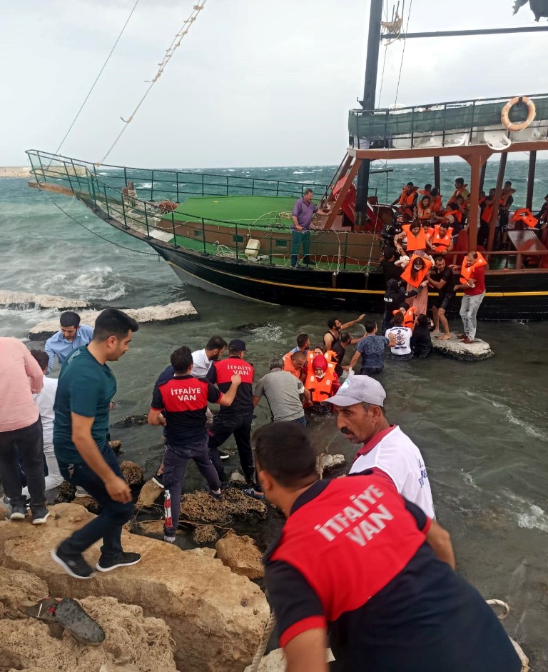 Van Gölü’nde büyük panik: Gezi teknesi karaya oturdu! Yolcular halatlarla kurtarıldı