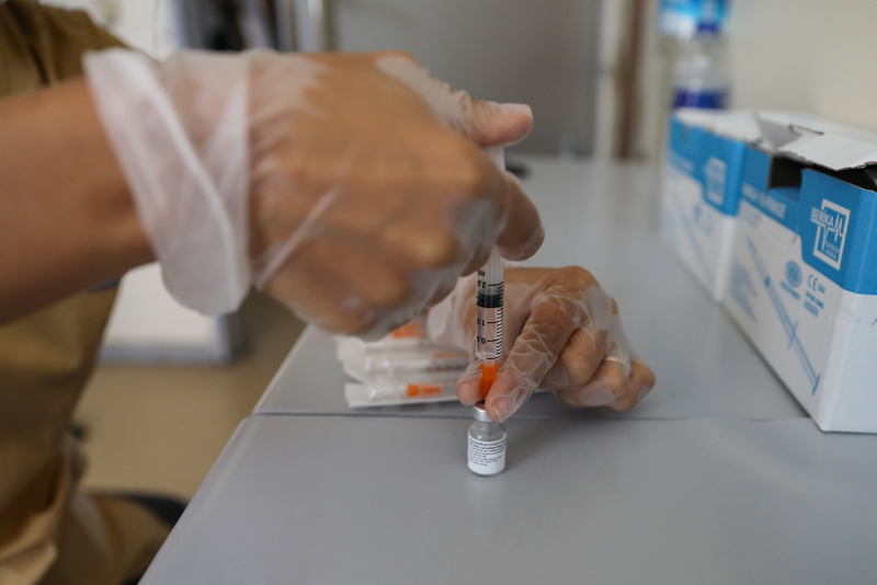 İki doz aşı arası neden 3 haftaya çekildi? Bilim Kurulu üyesi açıkladı
