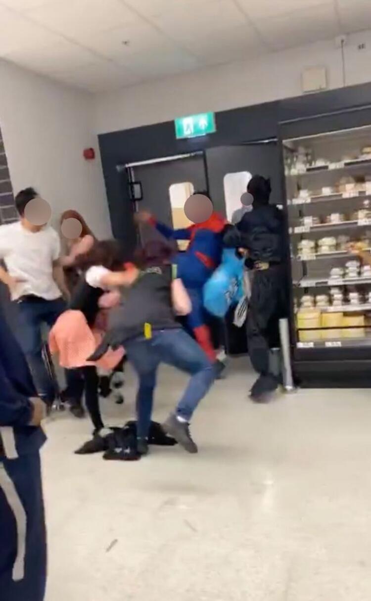 Örümcek Adam markette dehşet saçtı! Sosyal medyayı sallayan olay