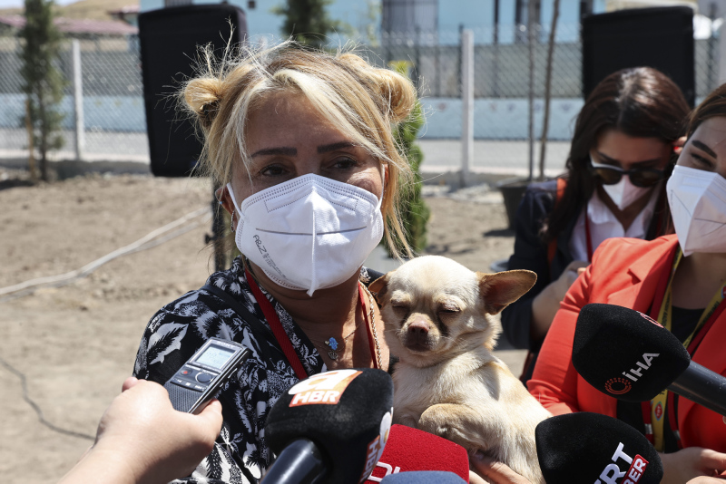 Emine Erdoğan ses telleri kesik köpeği Yonca Evcimik’e emanet etti! ‘Can dostunu’ buldu