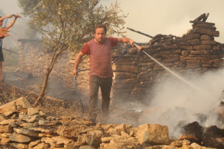 Antalya Manavgat’ta orman yangını! Mahallesi küle dönen vatandaş: “Yapan varsa iki gözü kör olsun”