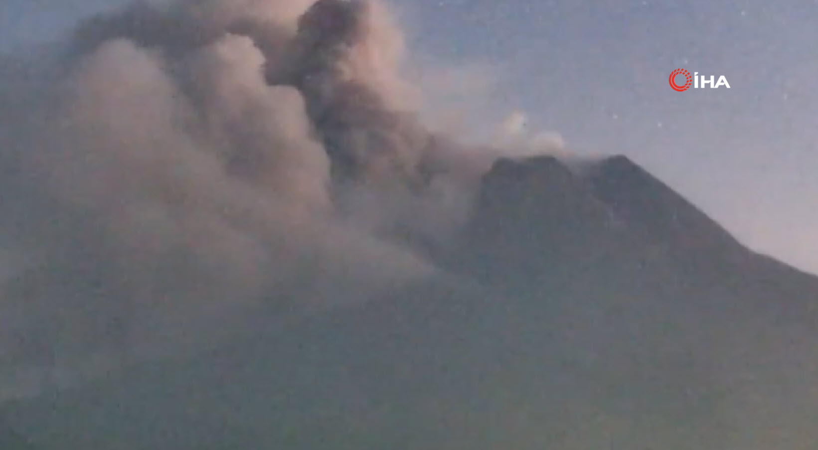 Gökyüzünü duman kapladı! Endonezya’daki Merapi Yanardağı yeniden harekete geçti