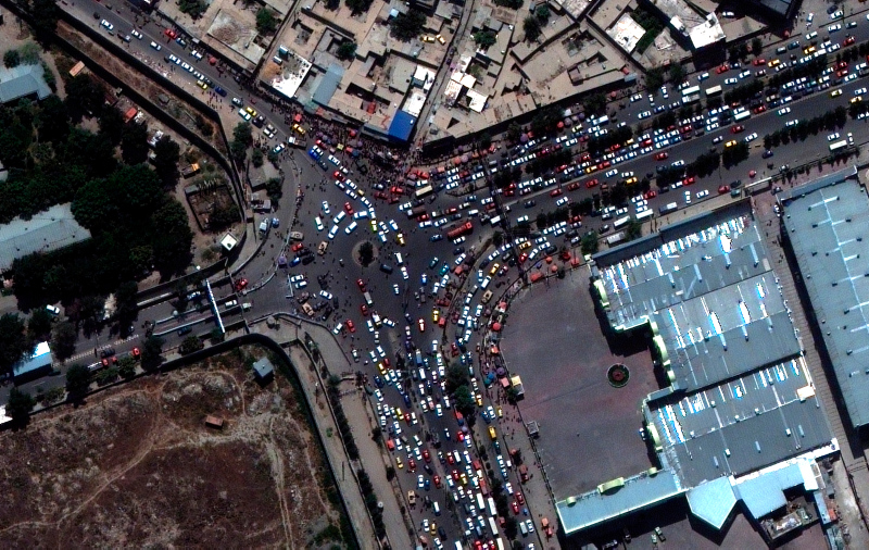 Binlerce kişi ülkeyi terk etmek için bekliyor! Kabil Havalimanı’ndaki kalabalık uydu görüntülerine yansıdı