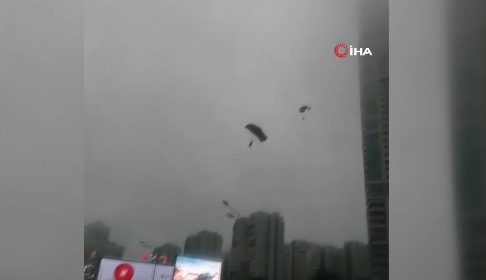 Korkunç anlar kamerada! Fırtınaya yakalanan paraşütçüler caddeye indi