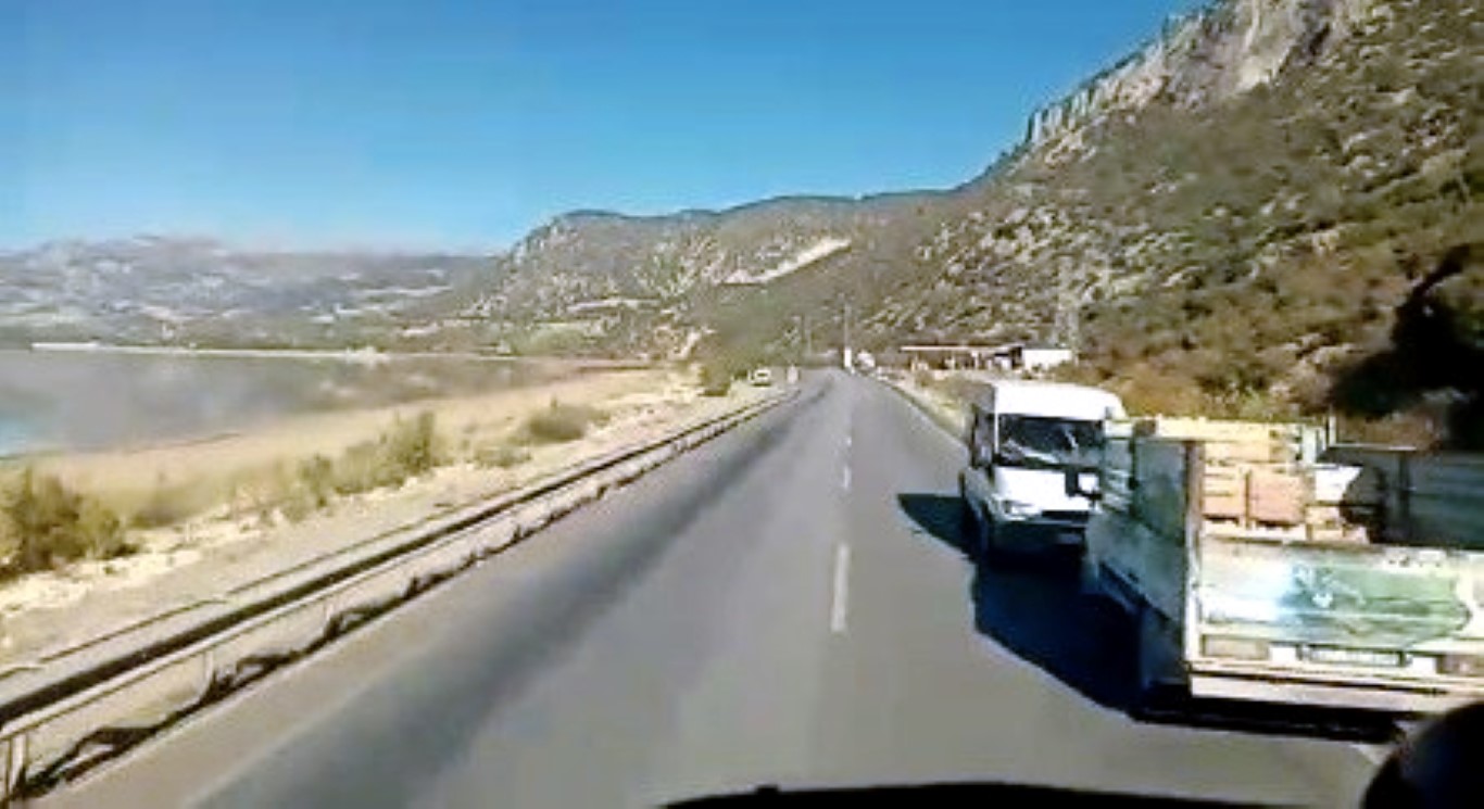 Isparta’da korkunç kaza! Minibüs ile kamyonet kafa kafaya çarpıştı: 1 ölü 5 yaralı