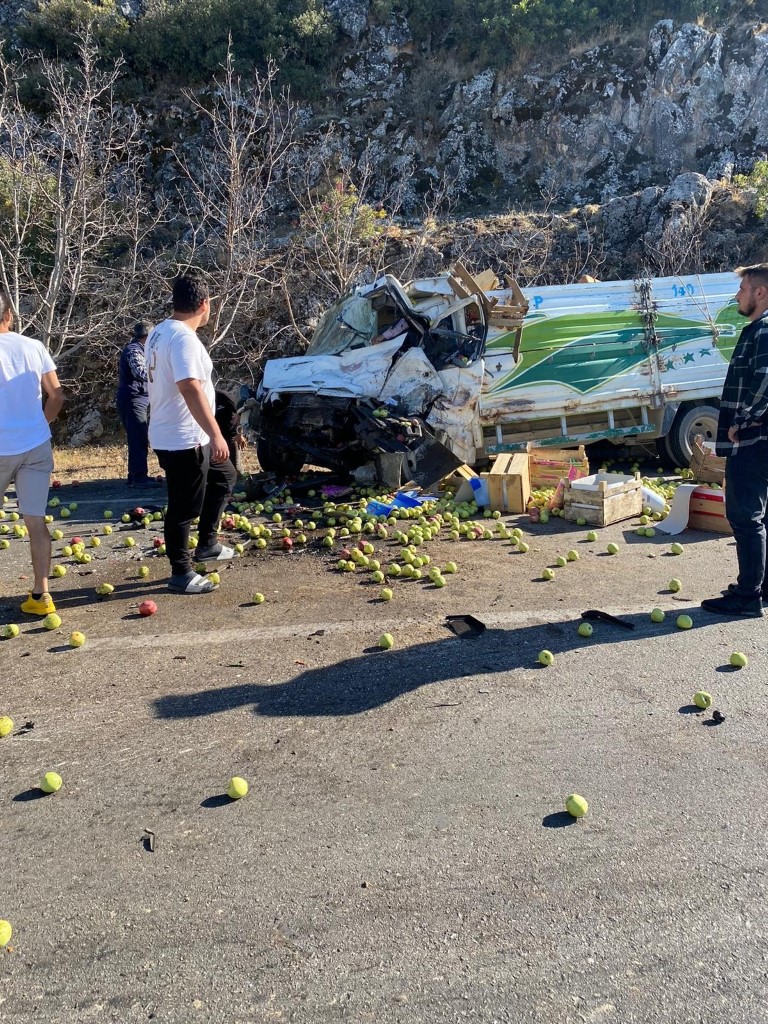 Isparta’da korkunç kaza! Minibüs ile kamyonet kafa kafaya çarpıştı: 1 ölü 5 yaralı