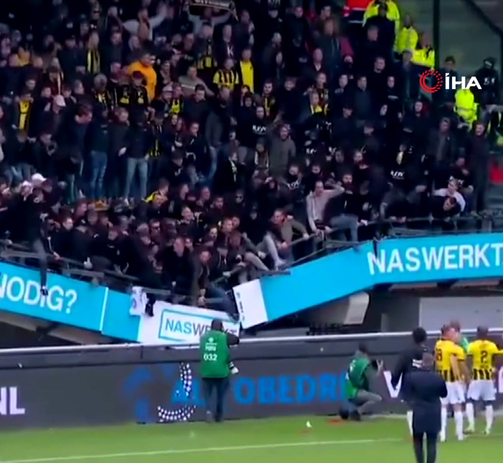 SPOR HABERLERİ - NEC Nijmegen - Vitesse maçında tribün çöktü! İşte o anlar...