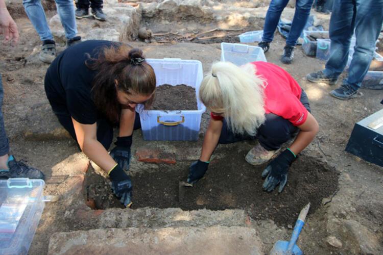 Kepçenin ucunda büyük hazine! Yol yapımı sırasında bulundu