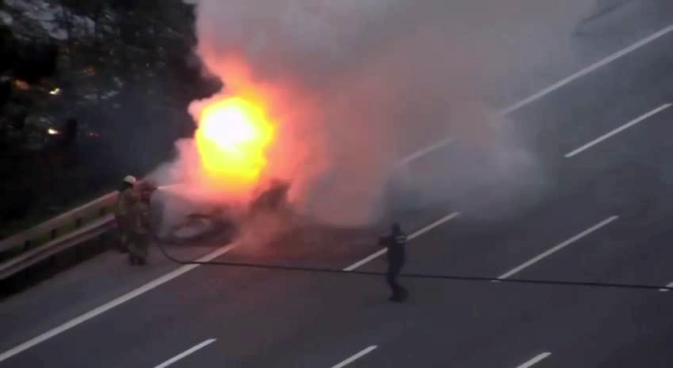 TEM’de panik: Otomobil alev alev yandı! Trafik kilitlendi