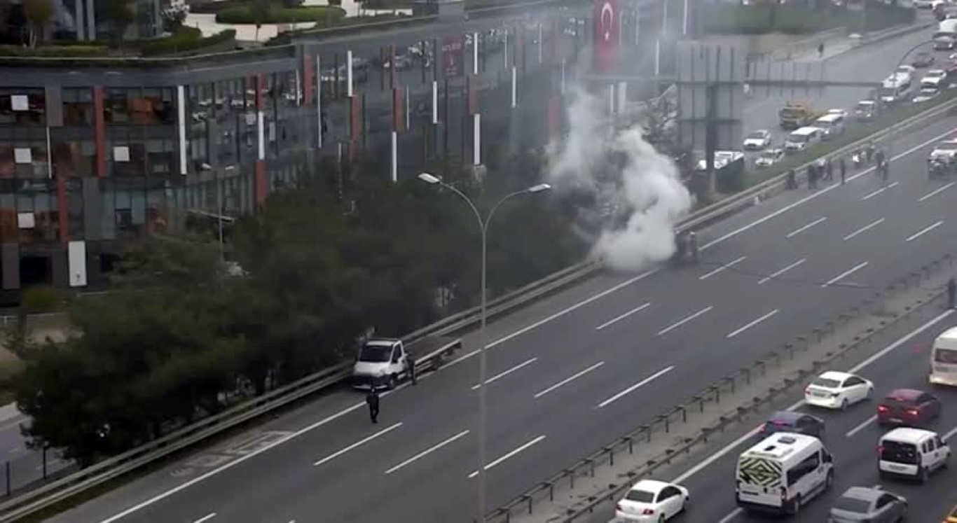 TEM’de panik: Otomobil alev alev yandı! Trafik kilitlendi