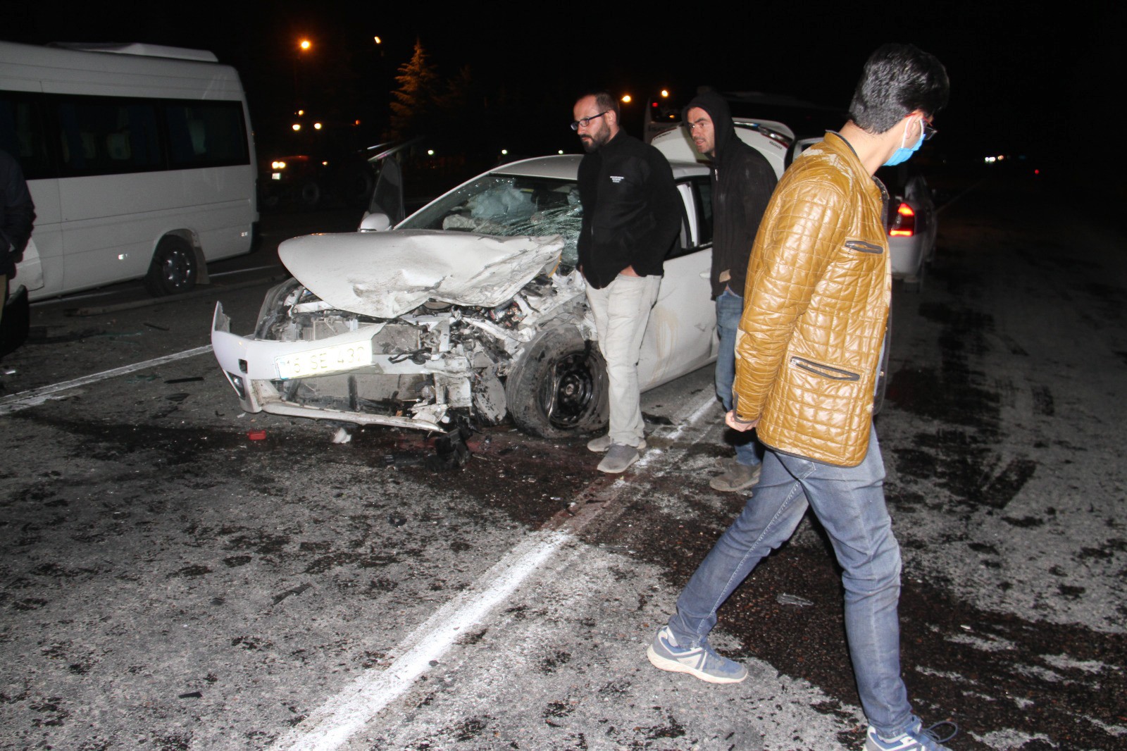 SON DAKİKA! Konya’da yolcu minibüsü ile otomobil çarpıştı