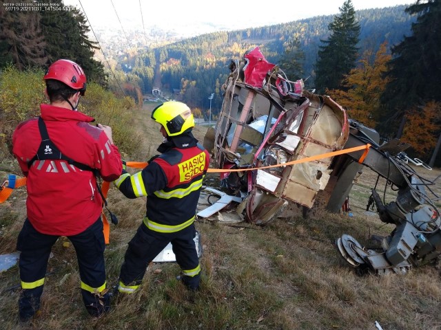 Teleferik kabini 30 metreden yere çakıldı! 1 kişi hayatını kaybetti
