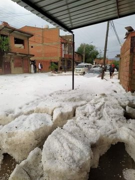 Şiddetli dolu fırtınası! Her yer beyaza büründü