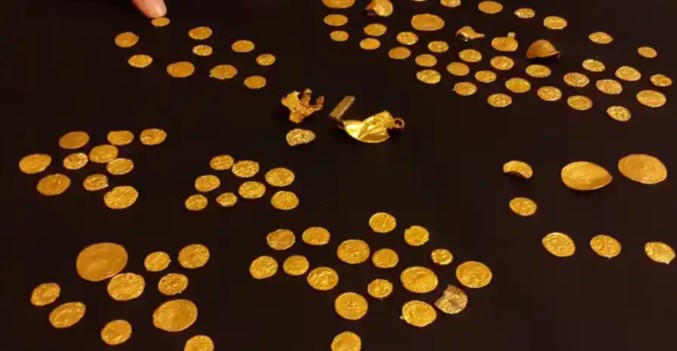 Metal dedektör ile dünyanın en büyük hazinesini buldu! Yüzde 95’i altın